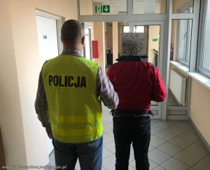 Zatrzymany prowadzony przez policjanta