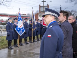 komendant stołeczny policji w tle policjanci