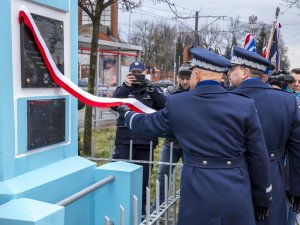 komendant główny policji oraz komendant stołeczny policji odsłaniają tablicę pamiątkową