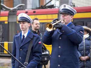 policjant grający na trąbce