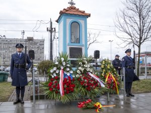 dwaj policjanci na warcie przy kapliczce z tablicą poświęconą pamięci Andrzeja Struja