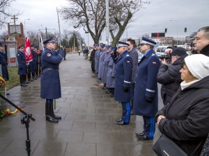 dowódca uroczystości składa meldunek komendantowi głównemu policji