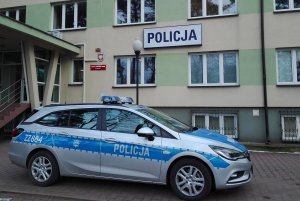 radiowóz policyjny przed budynkiem komendy policji