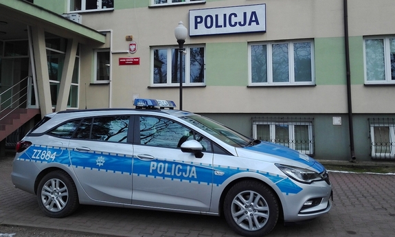 radiowóz policyjny przed budynkiem komendy policji