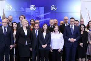 Europejski_Dzień Numeru_Alarmowego_112_-_pamiątkowe_zdjęcie_operatorów_nr_112_z_premierem_i_szefem_MSWiA