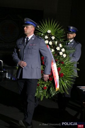 umundurowani policjanci niosą wieniec kwiatów podczas XI Międzynarodowego Turnieju Służb Mundurowych w Piłce Nożnej Halowej im. podkom. Andrzeja Struja