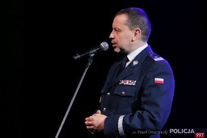 Komendant Stołeczny Policji stoi na scenie i przemawia podczas gali otwarcia XI Międzynarodowego Turnieju Służb Mundurowych w Piłce Nożnej Halowej im. podkom. Andrzeja Struja