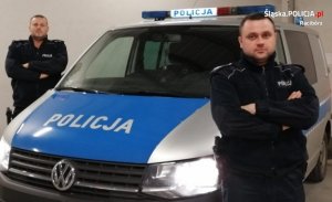 Policjanci  na tle radiowozu