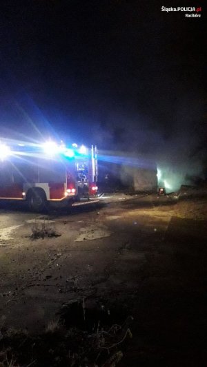 Wóz straży pożarnej w tle dym