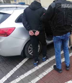 Zatrzymany prowadzony przez policjanta