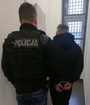 Zatrzymany prowadzony przez policjanta