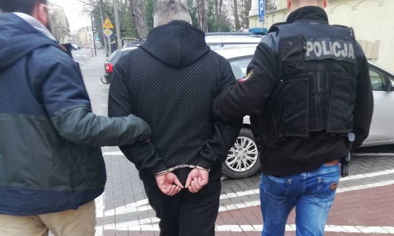 zatrzymany prowadzony przez policjantów