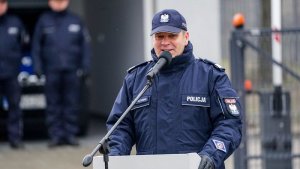 pierwszy zastępca Komendanta Głównego Policji przemawia do zgromadzonych uczestników uroczystości otwarcia posterunku Policji