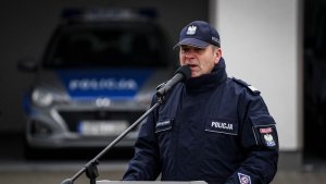 pierwszy zastępca Komendanta Głównego Policji przemawia do zgromadzonych uczestników uroczystości otwarcia posterunku Policji