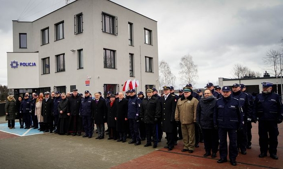 uczestnicy uroczystości przed budynkiem komisariatu