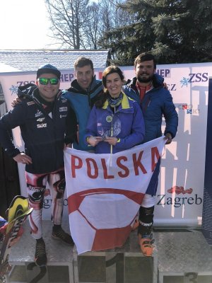 Czwórka polskich policjantów w strojach narciarskich na podium