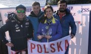 Czwórka polskich policjantów w strojach narciarskich na podium