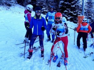 Grupa narciarzy na ośnieżonym stoku