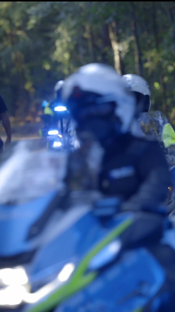 Rozmyte ujęcie policyjnych motocyklistów jadących jeden za drugim.