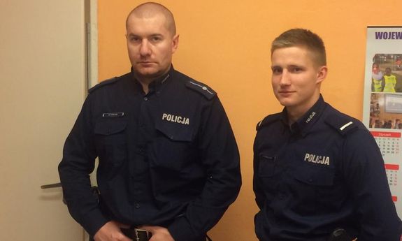 Policjanci którzy pomogli mężczyźnie