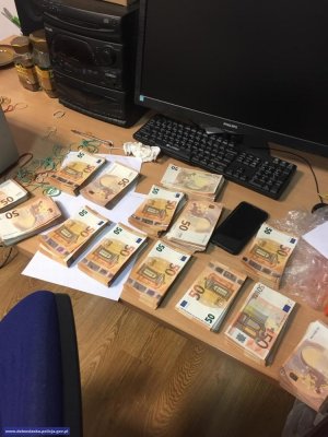 Zabezpieczone banknoty po 50 EURO ułożone na biurku