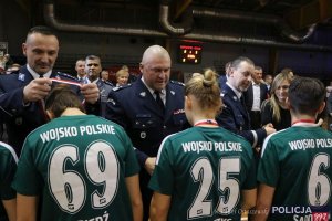 Oficjele dekorują medalami piłkarki, które zajęły drugie miejsce