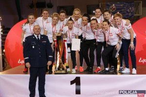 Zwyciężczynie turnieju wśród drużyn kobiecych z komendantem Kamilem Brachą