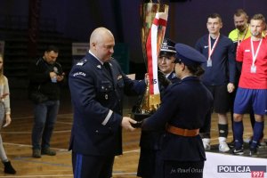 Policjantki przekazują puchar zastępcy Komendanta Głównego Policji