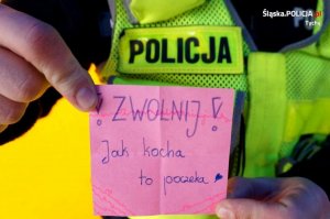 Policjant trzymający kartkę