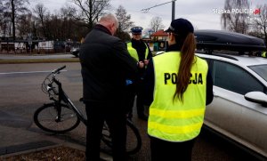 Policjanci z zatrzymanym rowerzystą