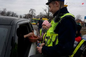 Policjant i dziewczynka podająca karteczkę