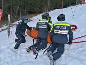 policyjny patrol narciarski podczas akcji ratowniczej na stoku