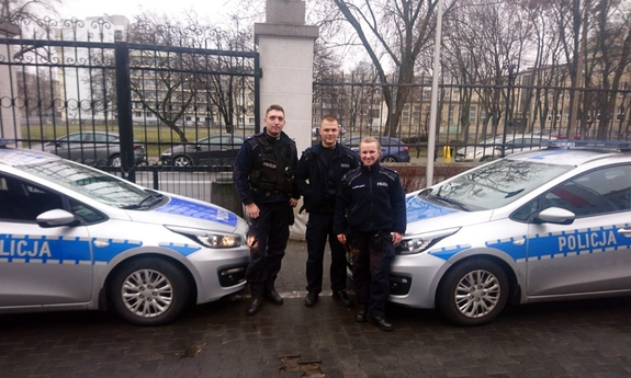 Policjanci, którzy eskortowali rodzącą kobietę