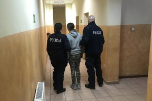 dwoje policjantów prowadzi zatrzymaną kobietę