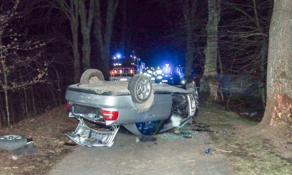 Samochód marki Audi leży na dachu