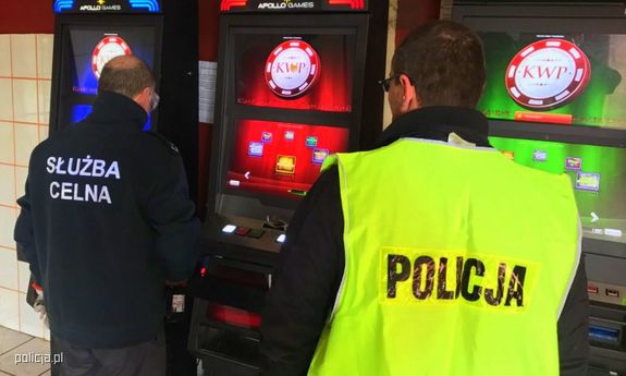 Policjanci zabezpieczający automaty do gier