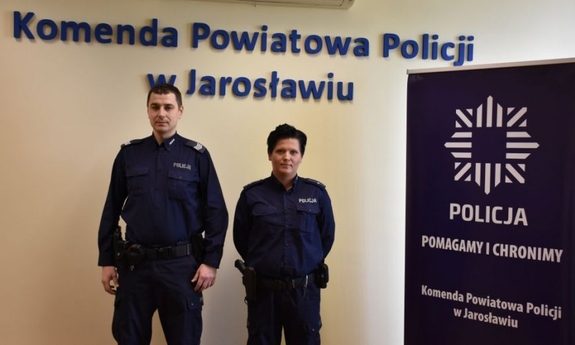 Policjantka i policjant. W tle napis Komenda Powiatowa Policji w Jarosławiu