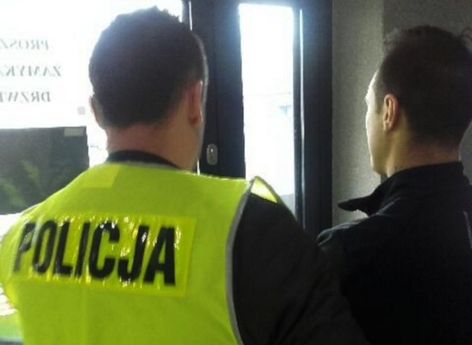 policjant z zatrzymanym mężczyzną