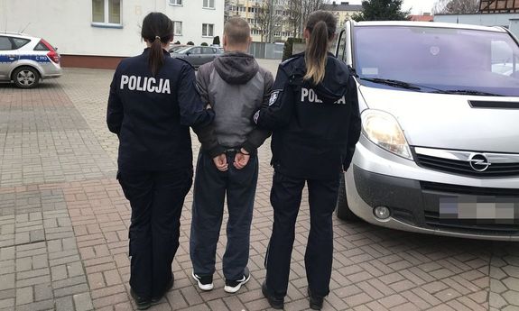 mężczyzna prowadzony przez policjantki