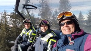 dwoje polskich policjantów i policjant włoski na wyciągu narciarskim
