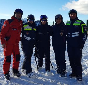 polscy i włoscy policjanci na stoku