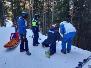 polscy i włoscy policjanci udzielają pomocy na stoku