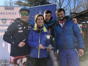 polscy policjanci podczas zawodów narciarskich w Chorwacji ze zdobytym trofeum