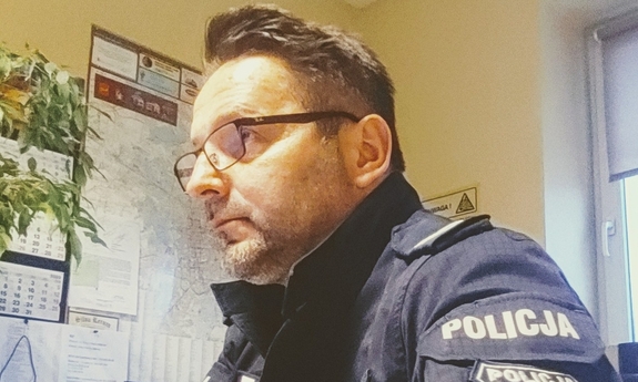 umundurowany policjant w trakcie służby w sztabie