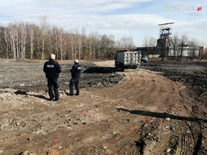 zdjęcie kolorowe:  policjanci podczas zabezpieczenia miejsce nielegalnego składowania odpadów