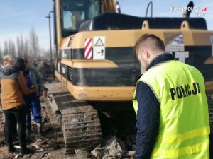 zdjęcie kolorowe: policjanci podczas zabezpieczenia miejsce nielegalnego składowania odpadów