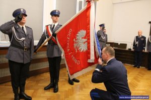 Pożegnanie ze sztandarem przez nadinsp. Tomasza Trawińskiego