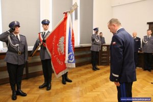 Komendant Wojewódzki Policji we Wrocławiu żegna się ze sztandarem