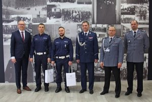 Wojewoda Wielkopolski Łukasz Mikołajczyk podczas spotkania z policjantami z poznańskiej grupy „Speed”, którzy zatrzymali pirata drogowego - zdjęcie grupowe