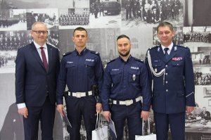 Komendant Wojewódzki Policji w Poznaniu i Wojewoda Wielkopolski Łukasz Mikołajczyk podczas spotkania z policjantami z poznańskiej grupy „Speed”, którzy zatrzymali pirata drogowego